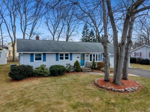 39 Caroline Dr, Milford, CT 06461-2715