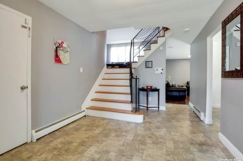 73 Tulipwood Dr, Commack, NY 11725-5624