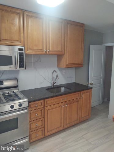 6658 Erdrick St, Philadelphia PA 19135-1604 exterior