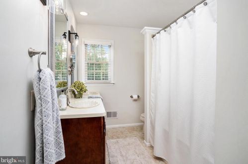 50 Crestwood Dr, Trenton NJ 08690-1938 exterior