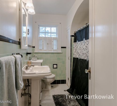 1177 Cornell Rd, Meskegon MI 49441-3833 exterior