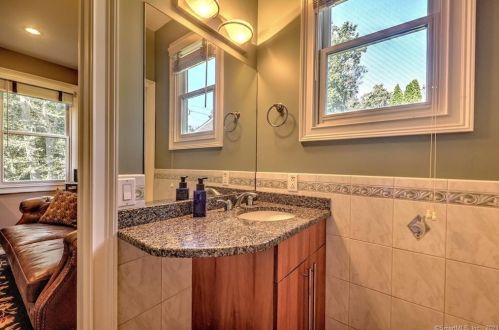 30 Ida Ave, Derby CT 06418-2322 exterior