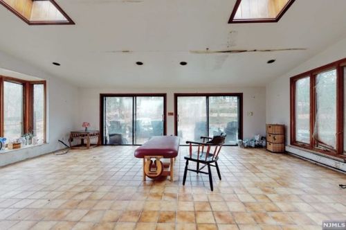 25 Sparrowbush Rd, Upper Saddle River NJ 07458-1420 exterior