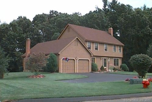 120 Fieldstone Dr, Windsor, CT 06095-1609