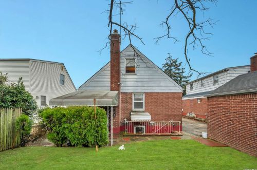 267 Corona Ave, Valley Stream, NY 11580-4124