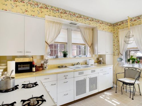 7442 Cromwell Dr, Saint Louis MO 63105-2919 exterior