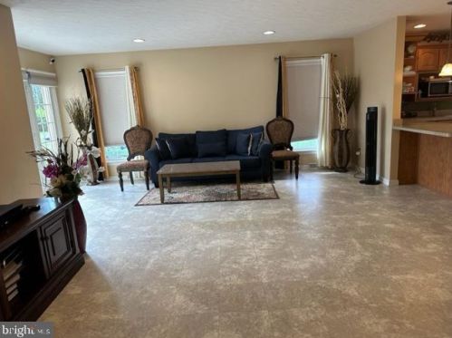 381 Thornhill Dr, Hanover PA  17331-7976 exterior