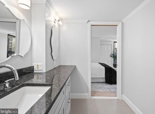 241 6th St, Philadelphia PA  19106-3723 exterior