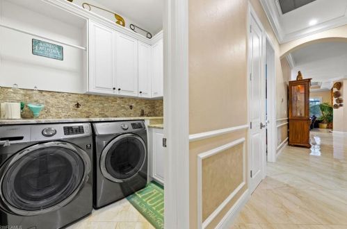 915 16 St, Naples FL 34117-9428 exterior