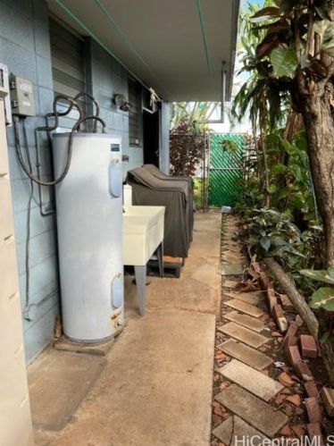 1239 Kokea St, Honolulu HI  96817-3490 exterior