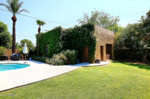 4451 Earll Dr, Phoenix AZ 85031-3821 exterior