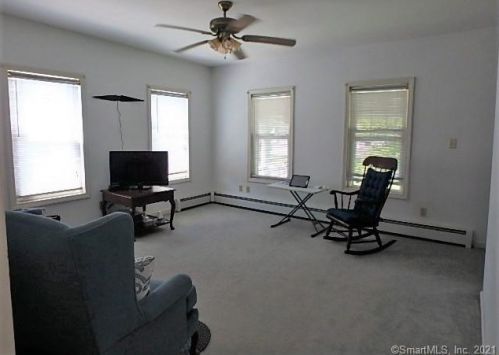 47 Maple St, Manchester CT 06040-5527 exterior