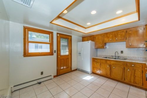 29 Westminster Ter, Town Center NJ 07052-2735 exterior