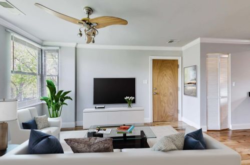 7336 Winchester Ave, Chicago, IL 60626-1585