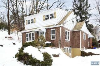 57 Glenview Ter, Cresskill, NJ 07626-2518