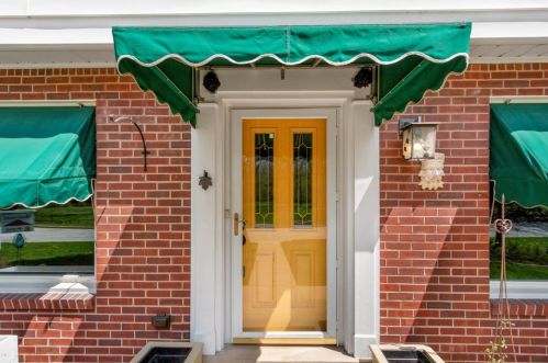 7131 Auburn Ave, Milwaukee, WI 53213-3120