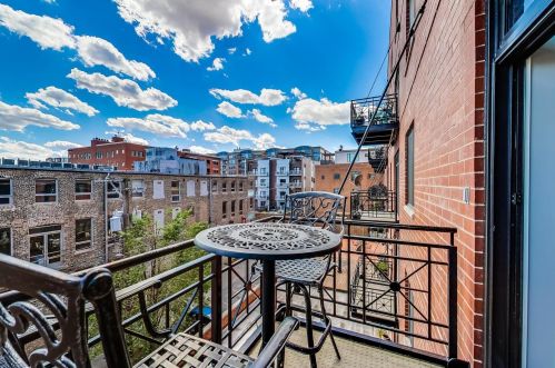 1155 Madison St, Chicago IL 60607-2062 exterior