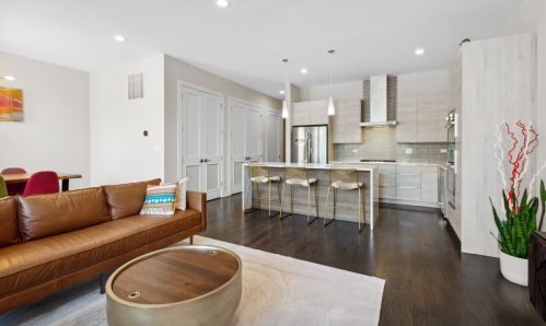 2831 Halsted St, Chicago, IL 60657-5105