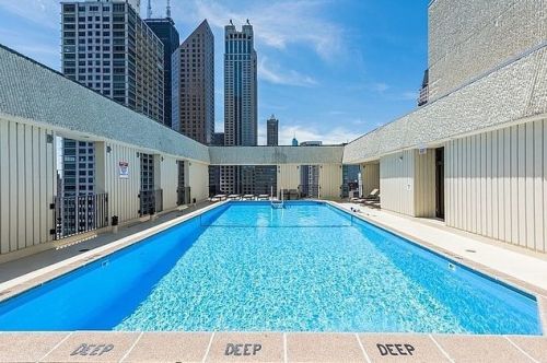 100 Bellevue Pl, Chicago IL  60611-1157 exterior