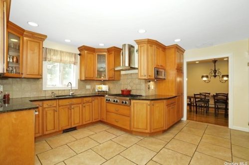 140 Cornell Dr, Commack NY 11725-2504 exterior