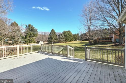 869 Fairview Dr, Hanover PA 17331-9747 exterior