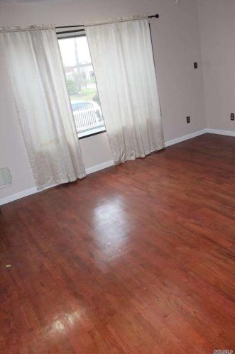 39 Waldinger St, Valley Stream NY 11580-3806 exterior