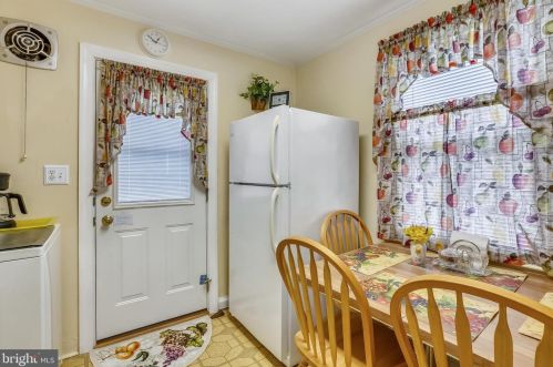 902 Lewis Ave, Rockville MD 20851-2350 exterior