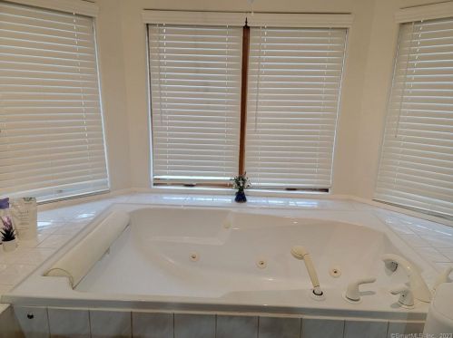 39 Nicole Rd, New Britain CT  06053-1475 exterior