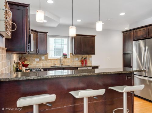 4831 Winnemac Ave, Chicago IL 60630-2432 exterior