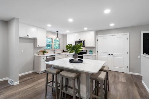 1049 Fernpark Dr, Saint Louis MO 63141-6132 exterior