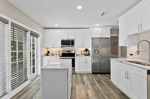 708 Grand Cir, Tampa FL  33617-7844 exterior