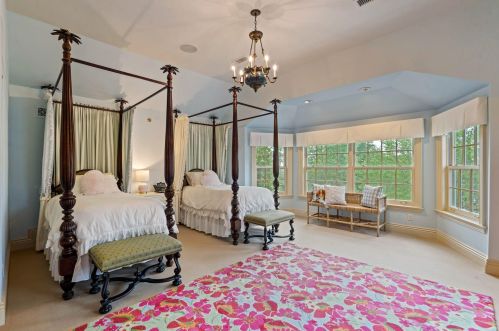 9303 Vly Hl Rd, Milwaukee WI 53217-1039 exterior