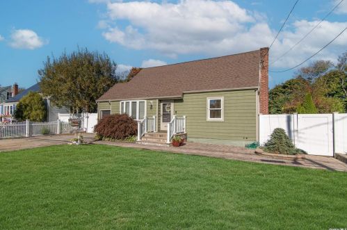 409 18th St, Babylon, NY 11704-2201