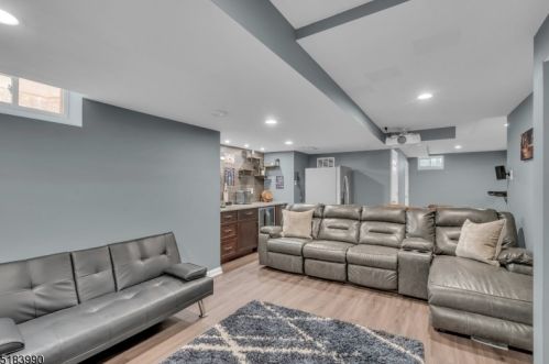 41 Heinrick Way, Bridgewater NJ 08807-5660 exterior