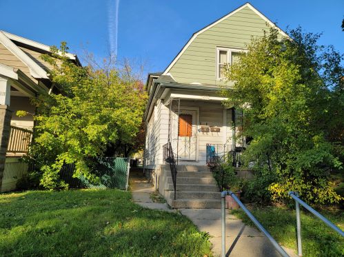 5237 34th St, Milwaukee, WI 53209-4701