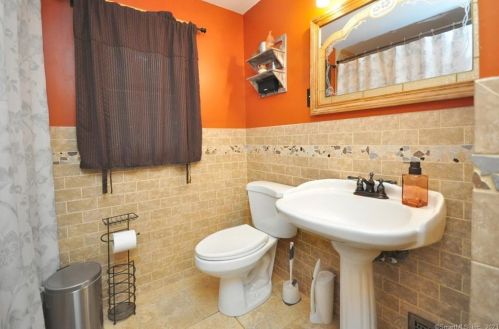 81 White St, Manchester CT 06042-3127 exterior