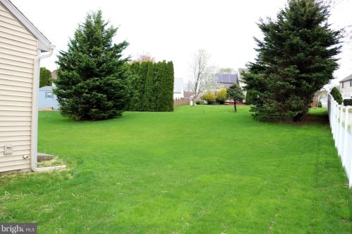 305 Oak Leaf Ln, Lancaster, PA 17602-3472