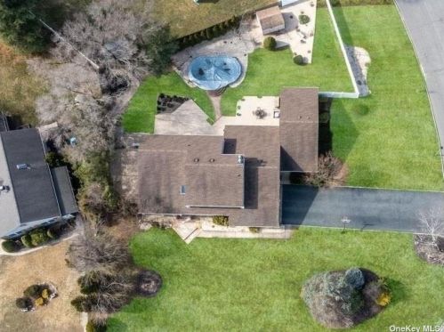 1 Dunlop Ct, Commack, NY 11725-1774