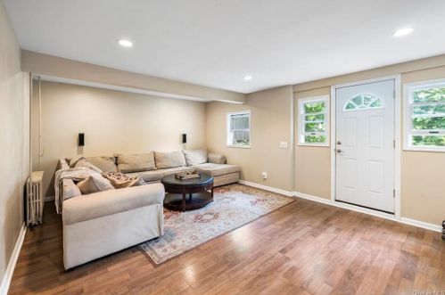 7 Empire Dr, Patterson NY 12563-2122 exterior