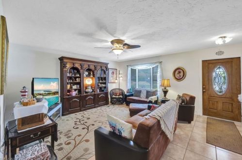 688 94th Ave, Naples, FL 34108-2447