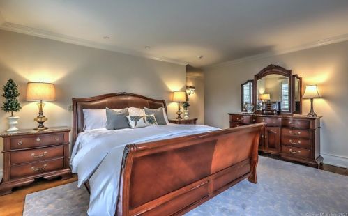 20 Governors Ave, Milford CT 06460-3439 exterior