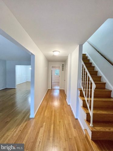 1556 Bruton Ct, Mc Lean VA  22101-4301 exterior