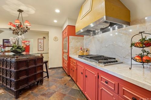 1028 Crestview Dr, Fullerton CA 92833-2203 exterior