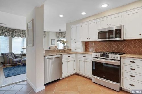 315 Livingston Ct, Edgewater NJ 07020-1639 exterior