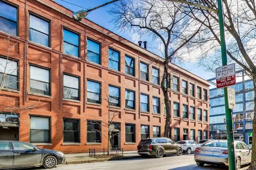 2405 Surrey Ct, Chicago, IL 60614-2114