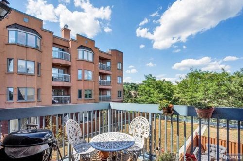 315 Livingston Ct, Edgewater NJ 07020-1639 exterior