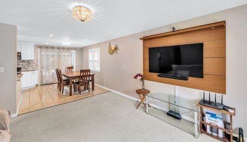 128 Tallyho Dr, Springfield MA  01118-1944 exterior