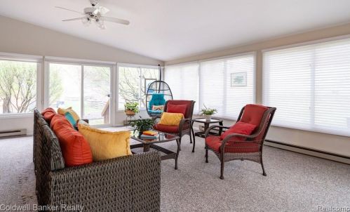 3227 Greenspring Ln, Rochester MI 48309-2744 exterior