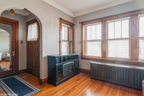 5525 Byron St, Chicago, IL 60641-2518