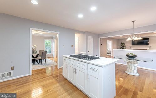 7712 Midday Ln, Alexandria VA 22306-2758 exterior